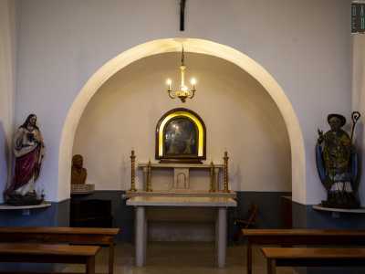 Superate le cinque file di panchette, ci avviciniamo al presbiterio, introdotto da un arco a tutto sesto ai cui lati sono poste due statuette: una di Ges� e l�altra di San Nicola